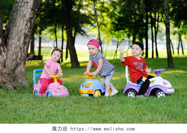 3个小朋友在草地上玩耍幸福童年孩子幸福的人美好童年